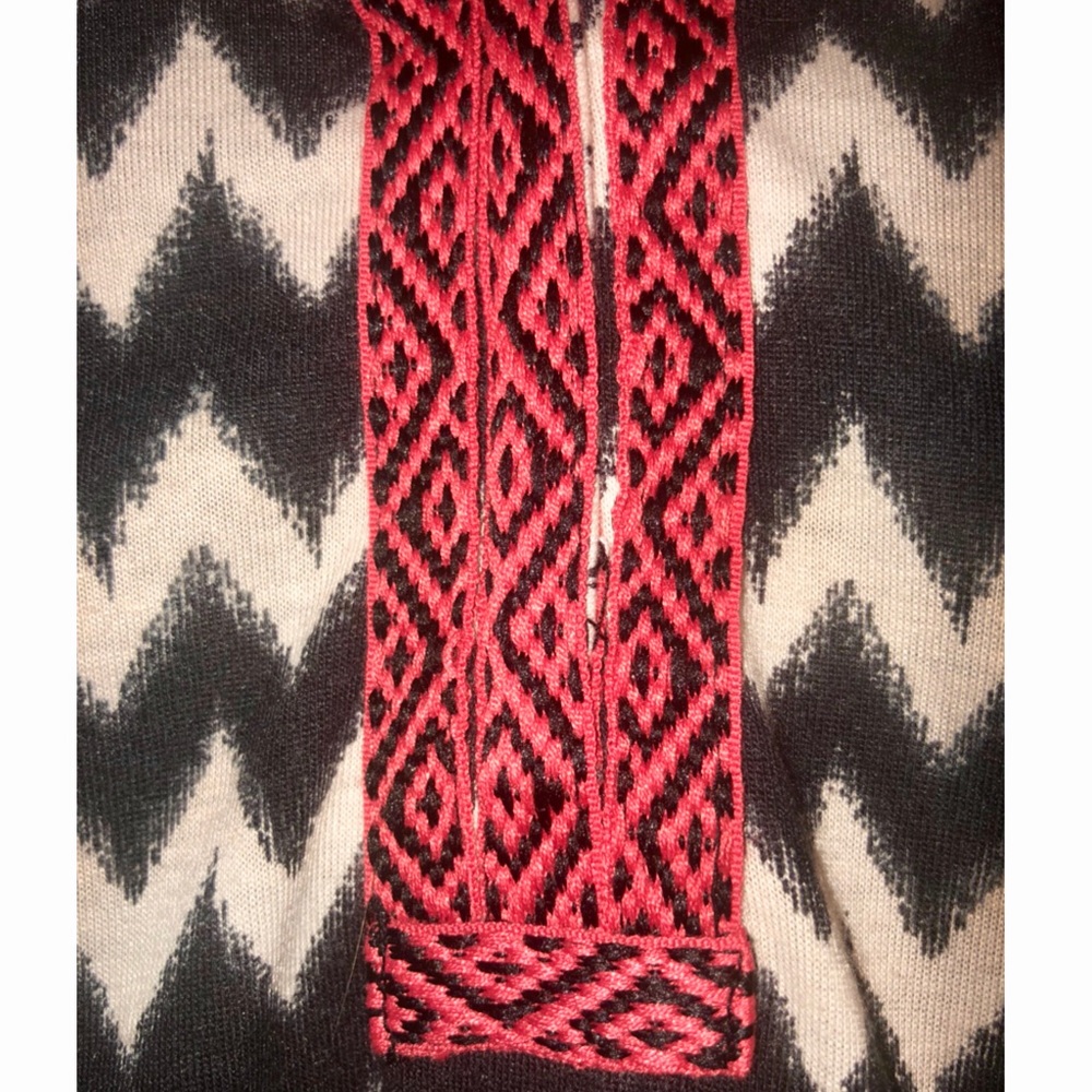 🌻 Aztec blouse 🌻 - Picture 2 of 2